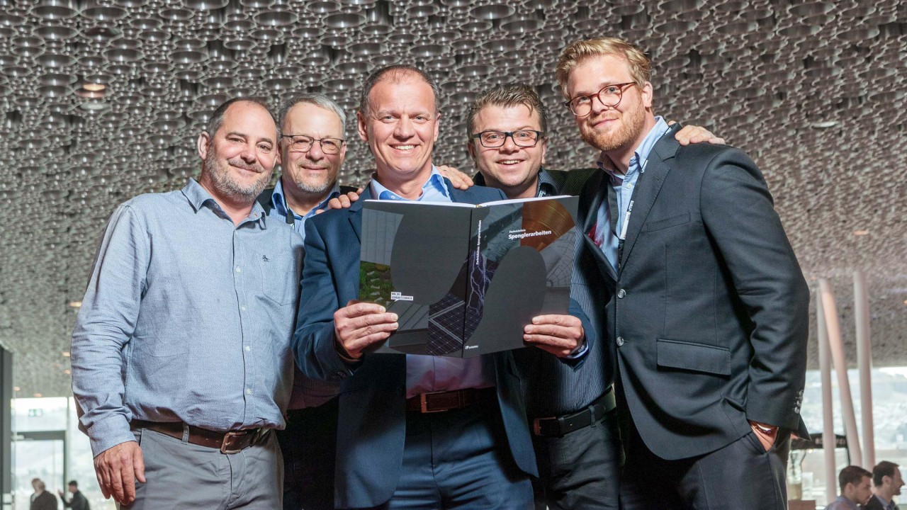 Giornata del lattoniere con manuale del lattoniere